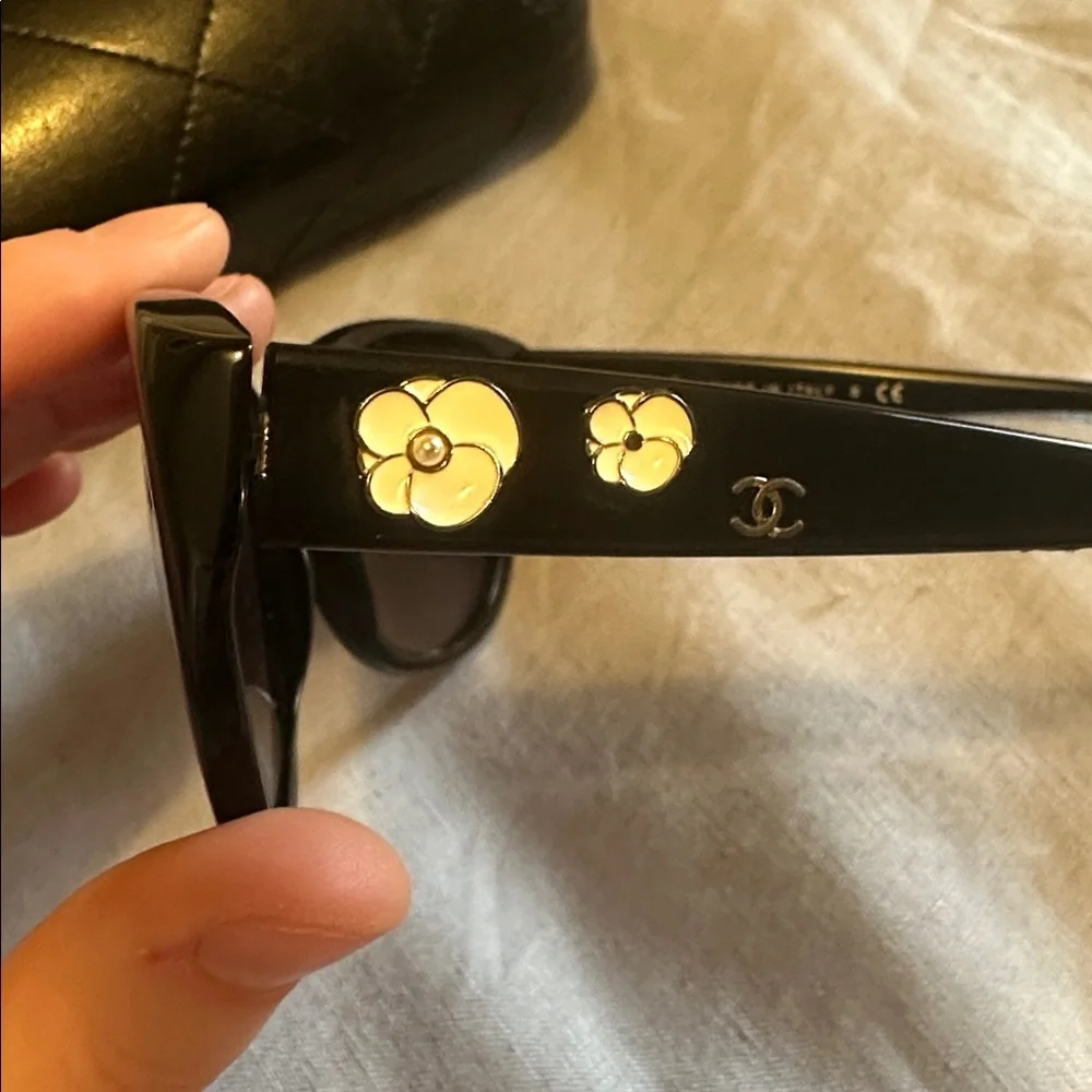 CHANEL Black Sunglasses with Camellia Motif - Picture 3 of 7